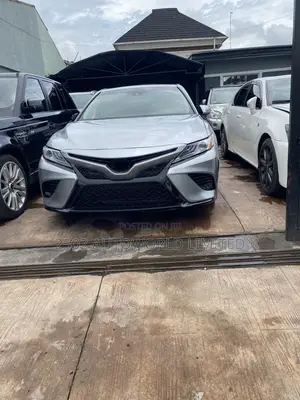 Toyota Camry SE FWD (2.5L 4cyl 8AM) 2018 Silver