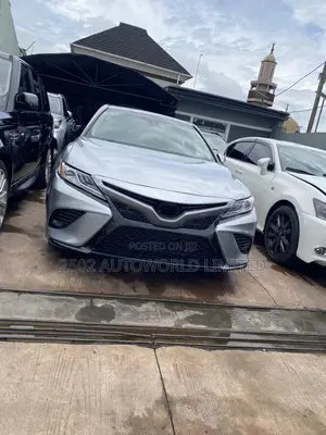 Toyota Camry SE FWD (2.5L 4cyl 8AM) 2018 Silver
