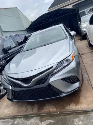 Toyota Camry SE FWD (2.5L 4cyl 8AM) 2018 Silver