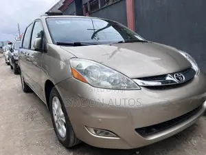Toyota Sienna XLE Limited AWD 2006 Gold