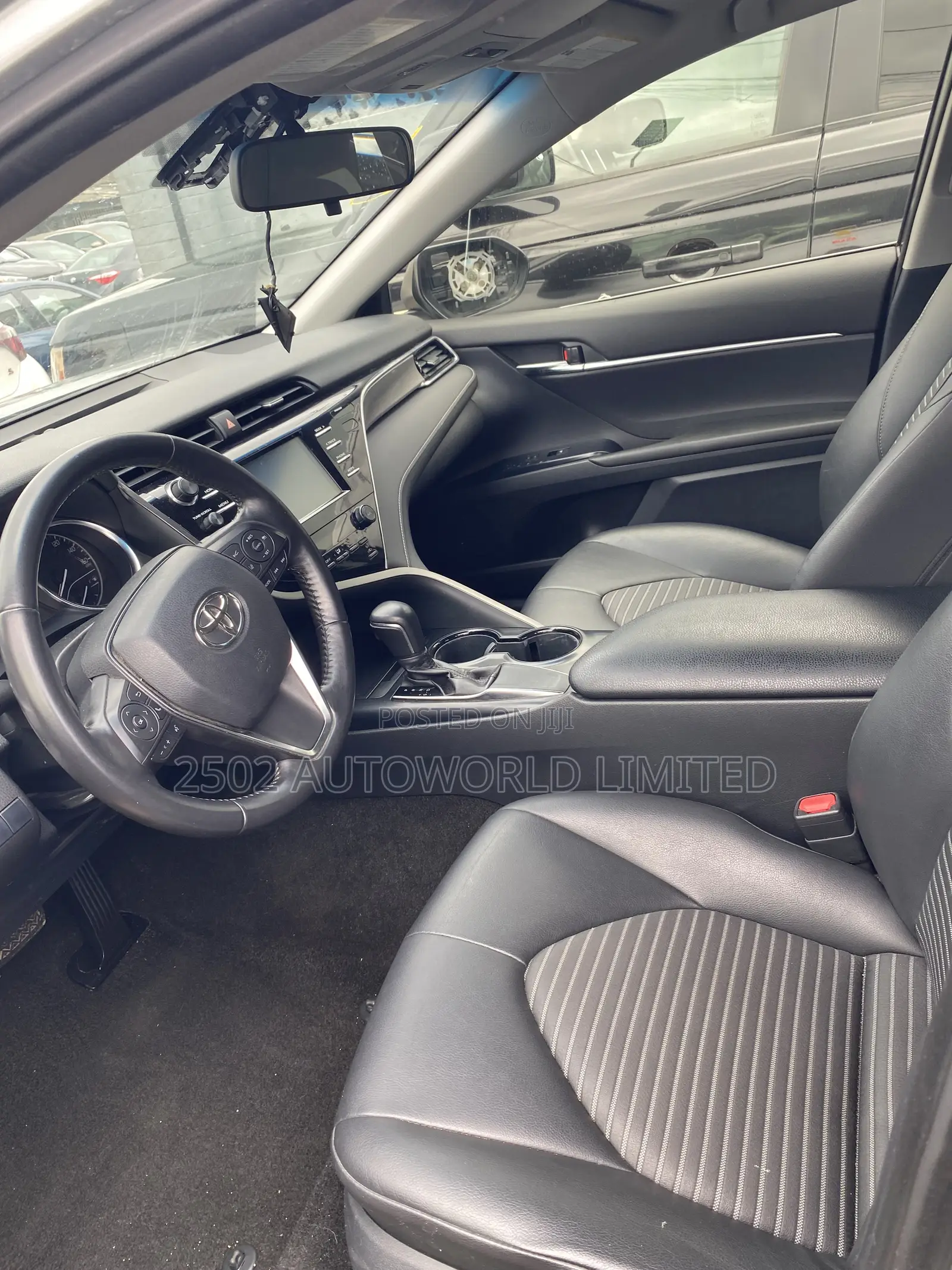 Toyota Camry SE FWD (2.5L 4cyl 8AM) 2018 Silver