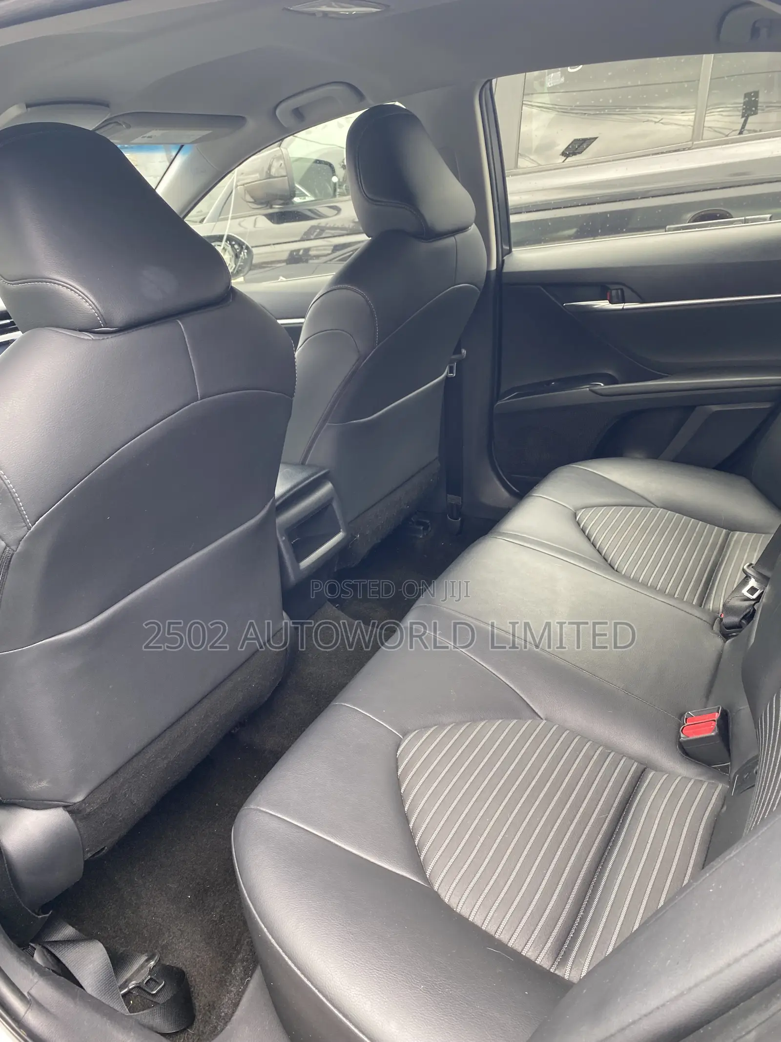 Toyota Camry SE FWD (2.5L 4cyl 8AM) 2018 Silver