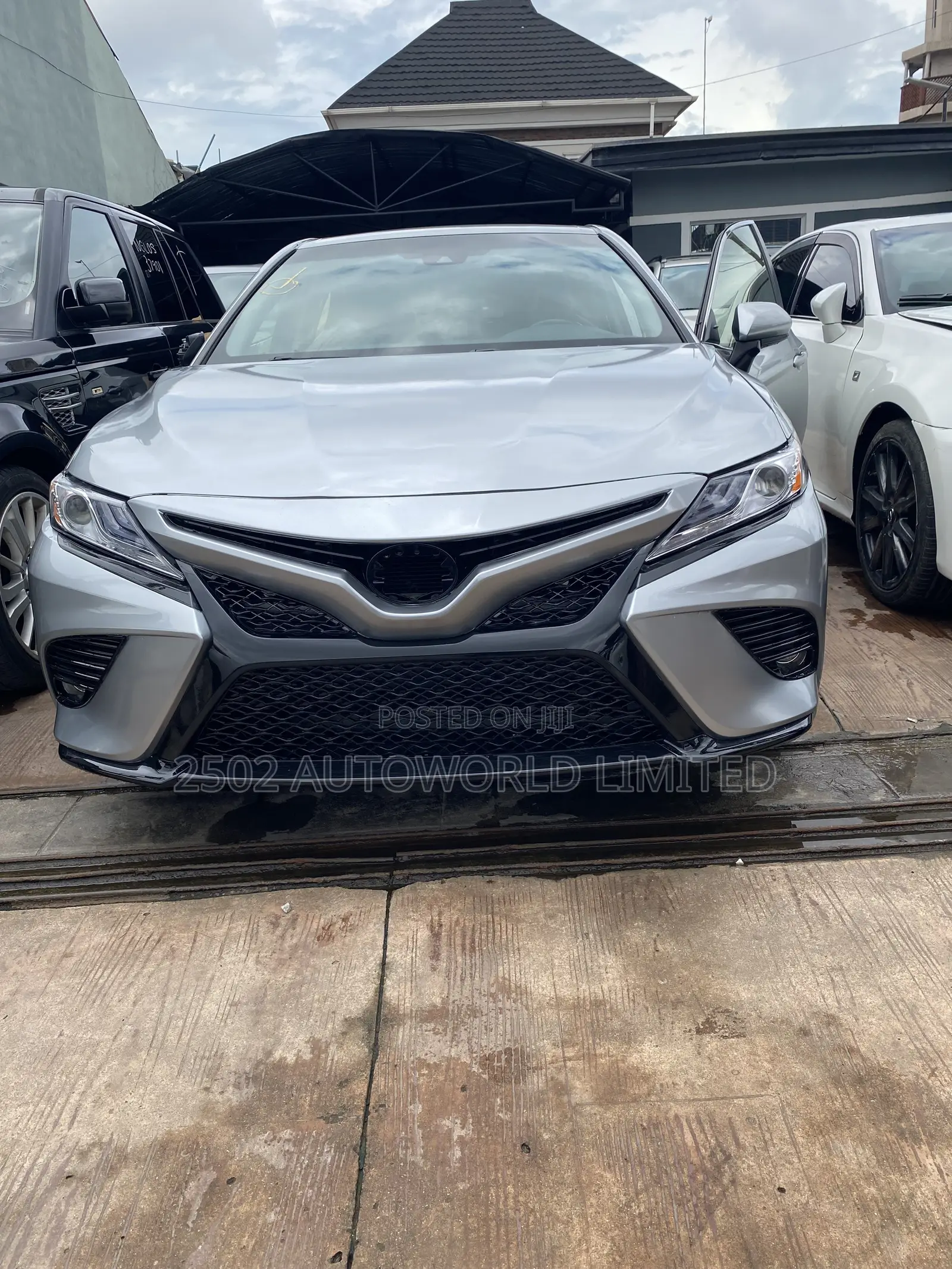 Toyota Camry SE FWD (2.5L 4cyl 8AM) 2018 Silver