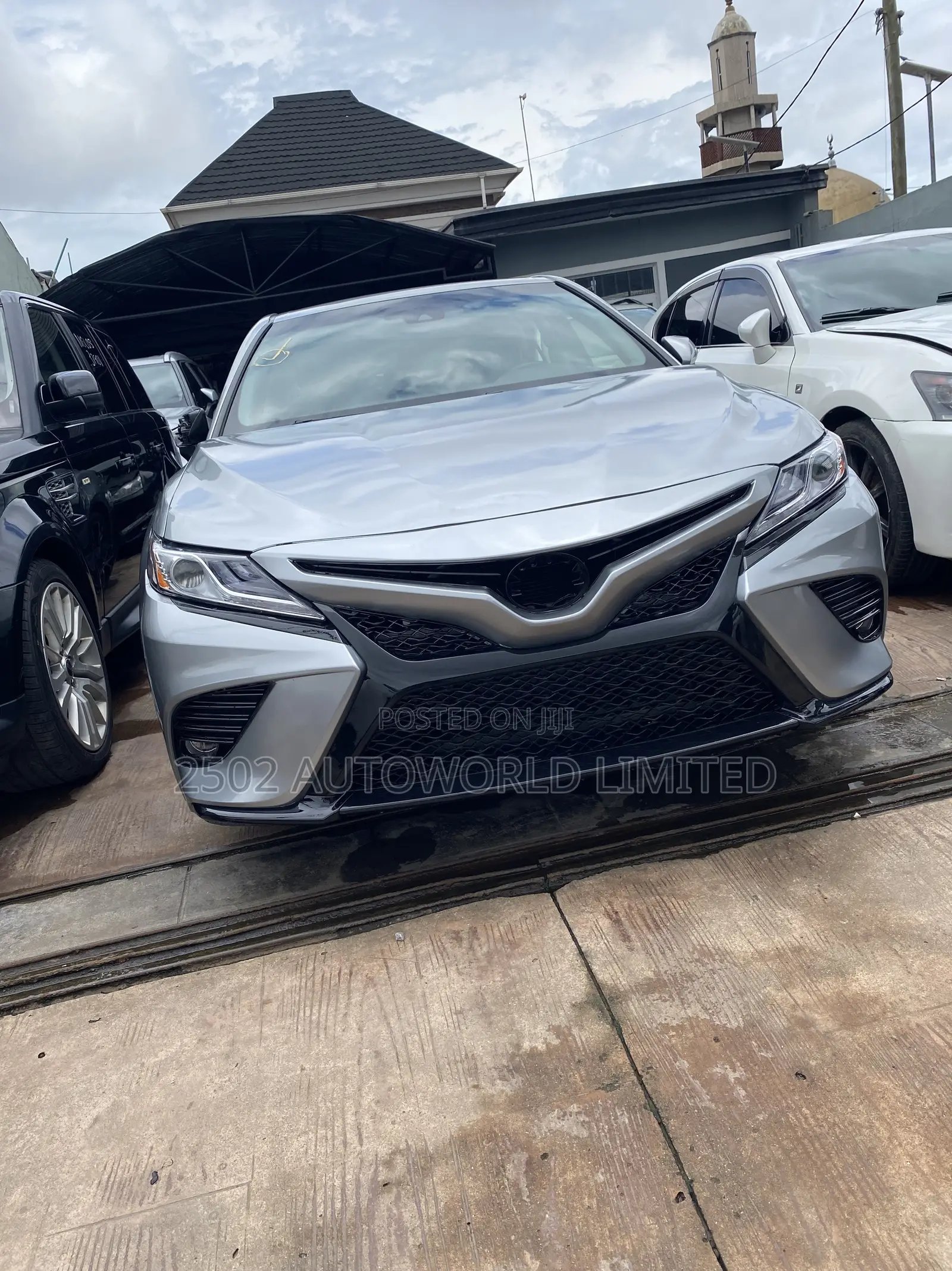 Toyota Camry SE FWD (2.5L 4cyl 8AM) 2018 Silver