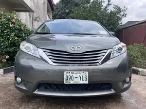 Toyota Sienna XLE FWD 8-Passenger 2013 Gray