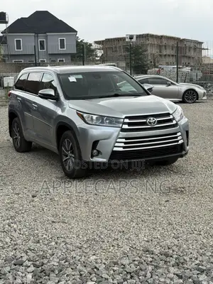 Toyota Highlander XLE 4x2 V6 (3.5L 6cyl 8A) 2017 Silver