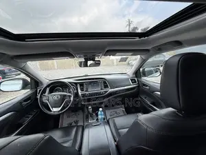 Toyota Highlander XLE 4x2 V6 (3.5L 6cyl 8A) 2017 Silver