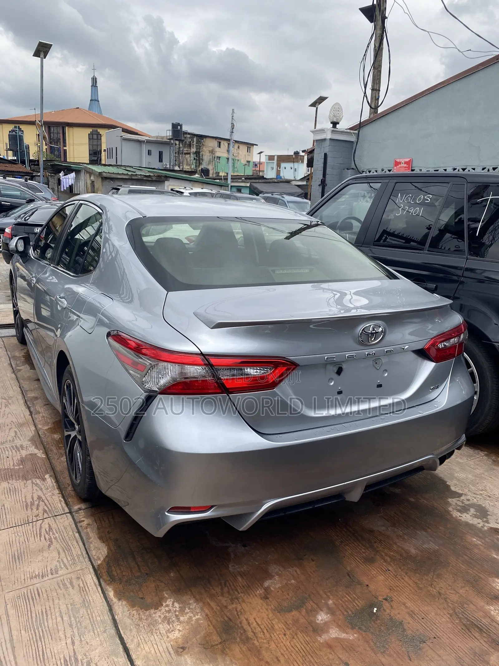 Toyota Camry SE FWD (2.5L 4cyl 8AM) 2018 Silver