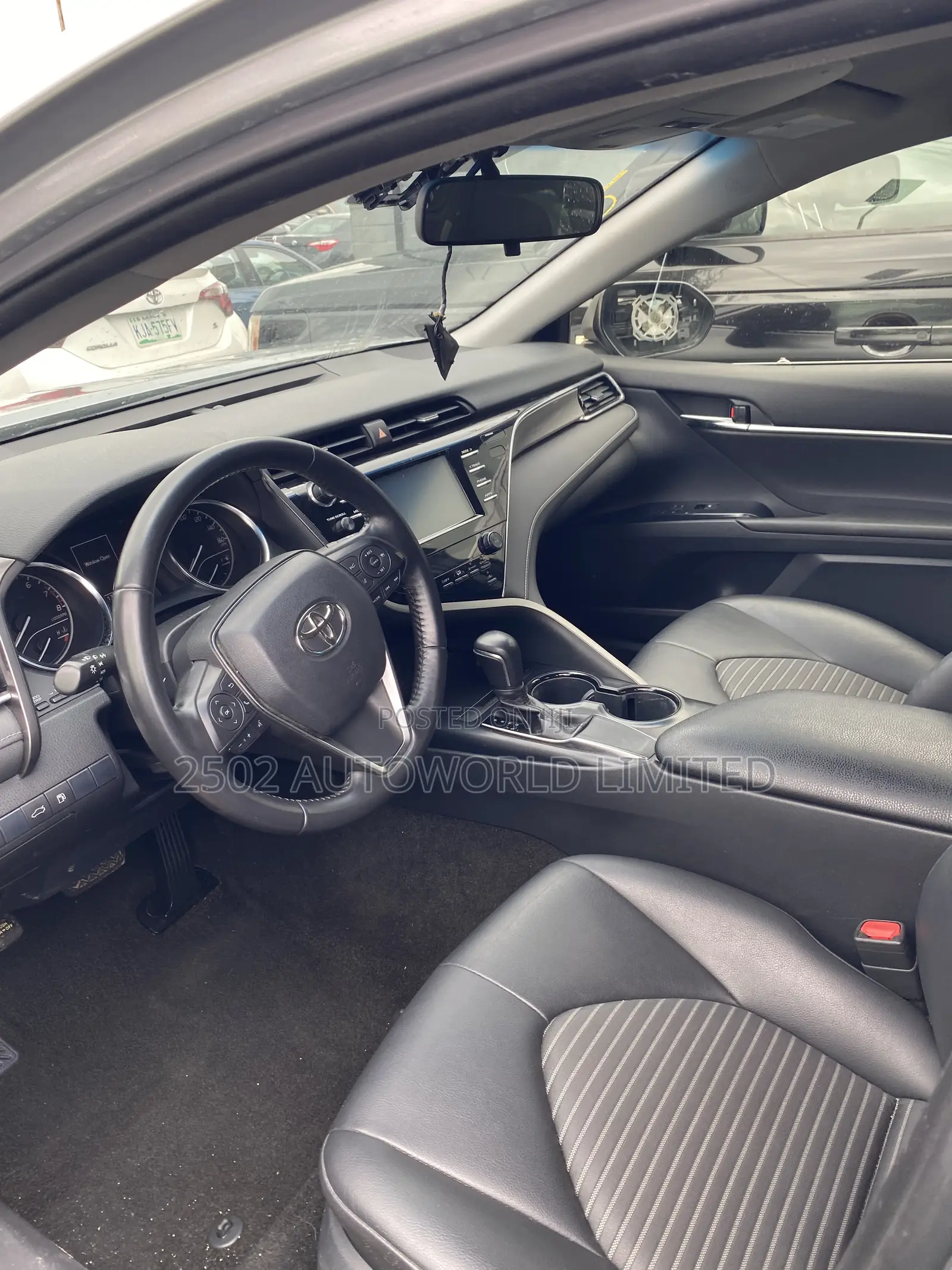 Toyota Camry SE FWD (2.5L 4cyl 8AM) 2018 Silver