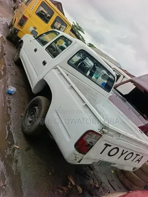 Toyota Hilux 1999 White