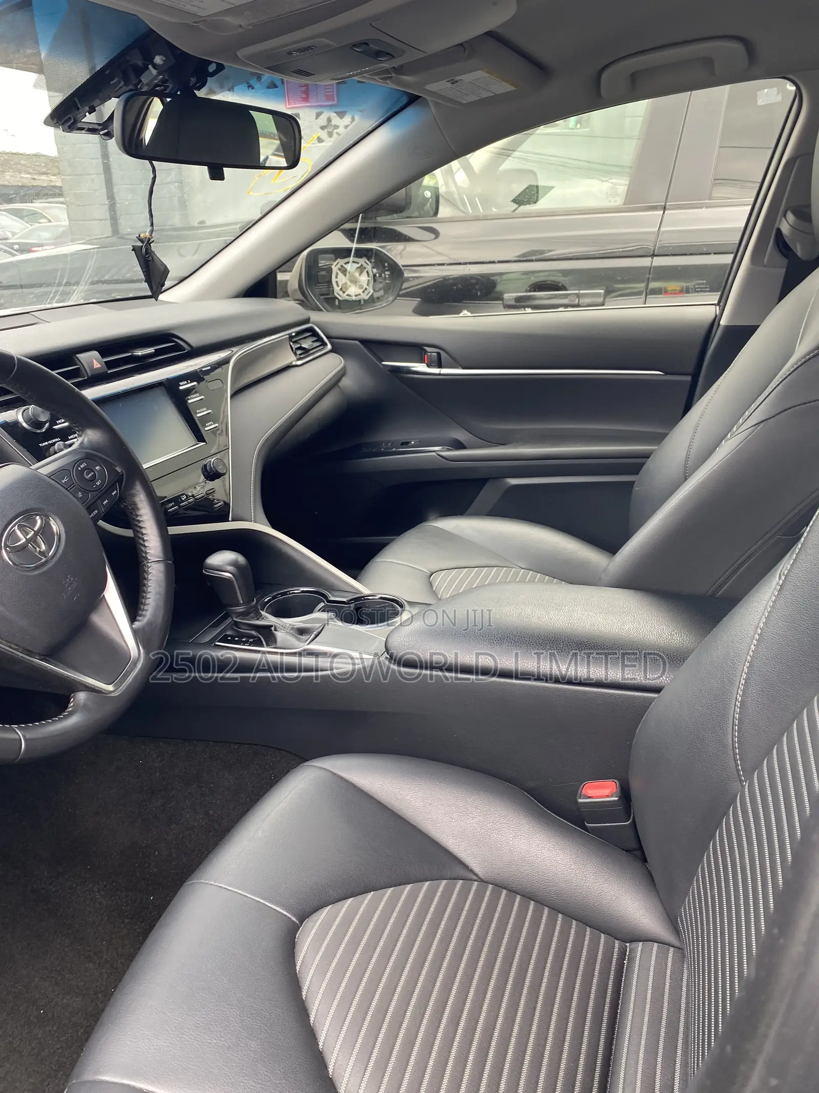 Toyota Camry SE FWD (2.5L 4cyl 8AM) 2018 Silver