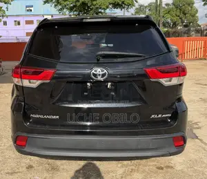 Toyota Highlander XLE 4x4 V6 (3.5L 6cyl 8A) 2018 Black