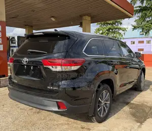Toyota Highlander XLE 4x4 V6 (3.5L 6cyl 8A) 2018 Black