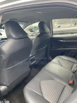 Toyota Camry SE FWD (2.5L 4cyl 8AM) 2018 Silver