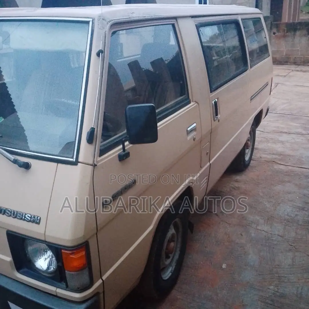 Mitsubishi L300 2004