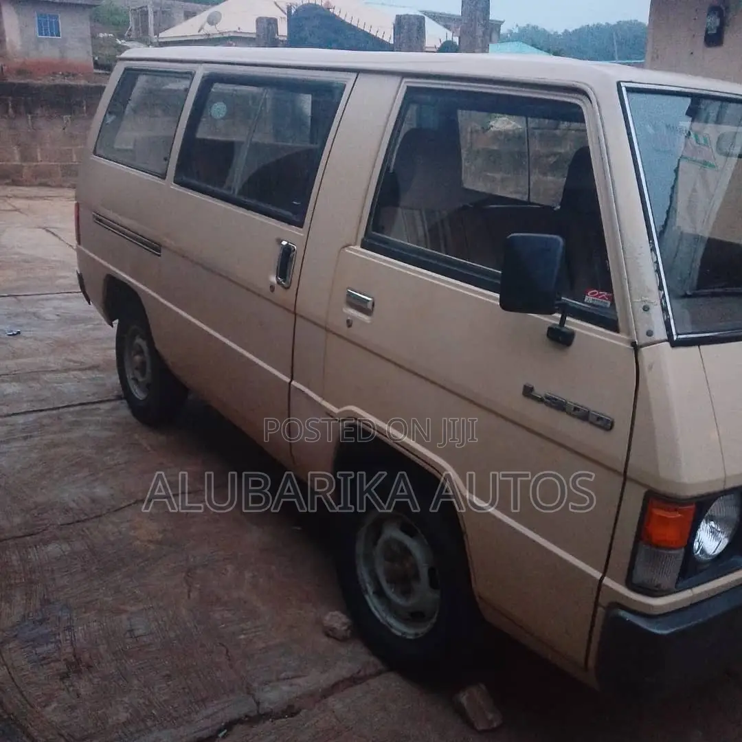 Mitsubishi L300 2004