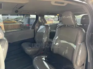 Toyota Sienna XLE Premium 7 Passenger (3.5L 6cyl 8A) 2017 Gray