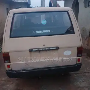 Mitsubishi L300 2004