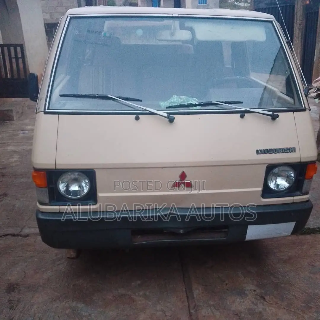 Mitsubishi L300 2004