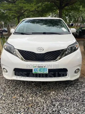 Toyota Sienna SE 8 Passenger 2012 White