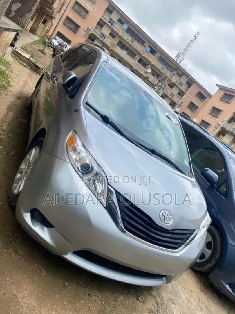 Toyota Sienna 2012 Silver