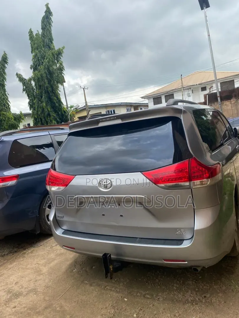 Toyota Sienna 2012 Silver
