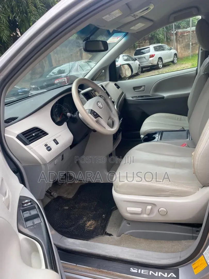 Toyota Sienna 2012 Silver