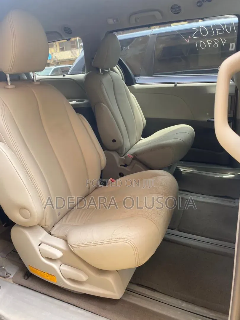 Toyota Sienna 2012 Silver