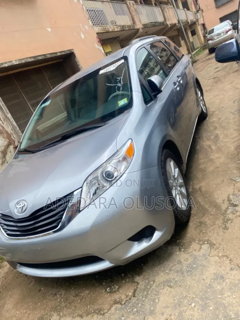 Toyota Sienna 2012 Silver