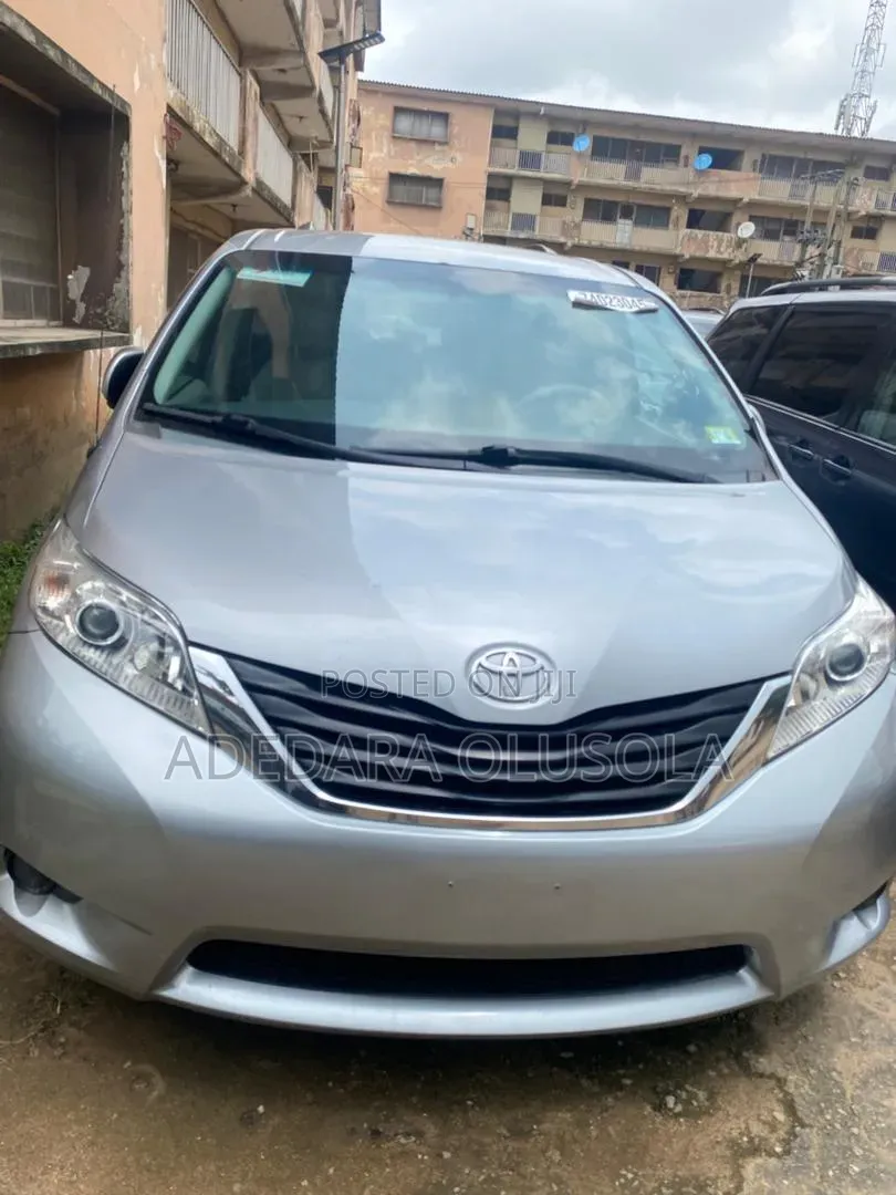 Toyota Sienna 2012 Silver
