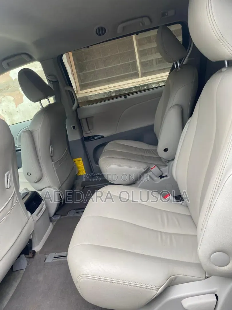 Toyota Sienna 2012 Silver