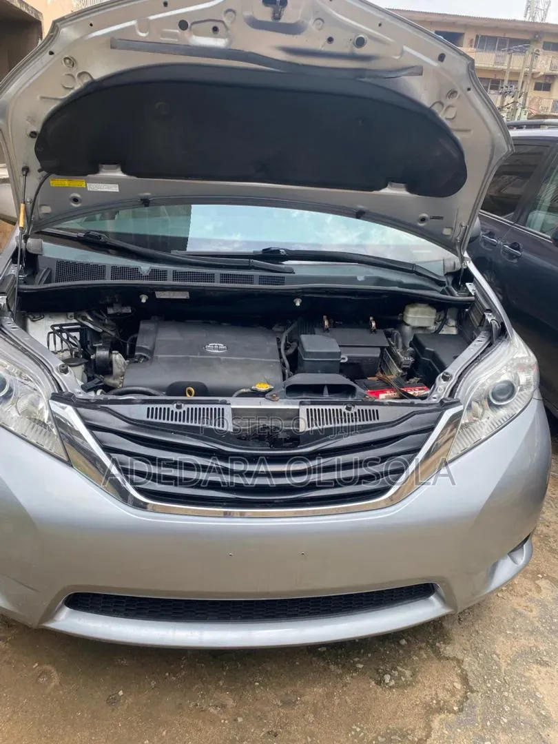Toyota Sienna 2012 Silver