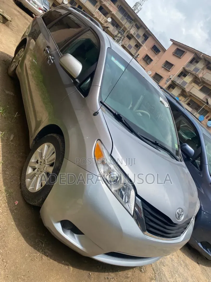 Toyota Sienna 2012 Silver