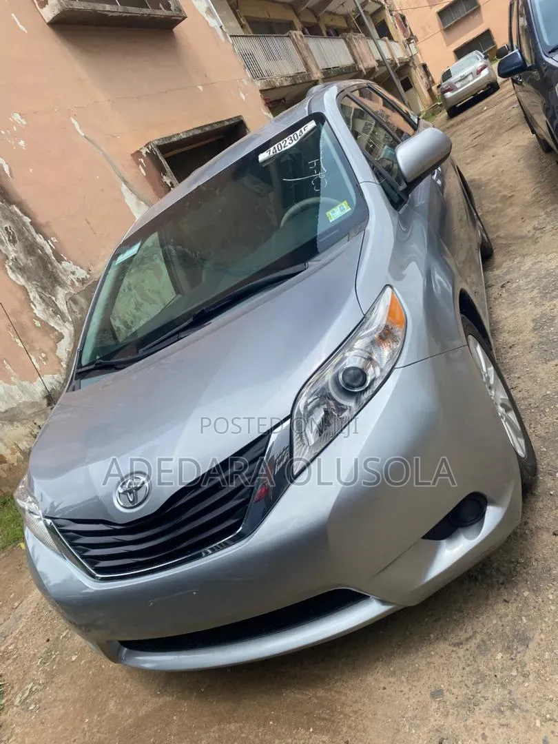 Toyota Sienna 2012 Silver