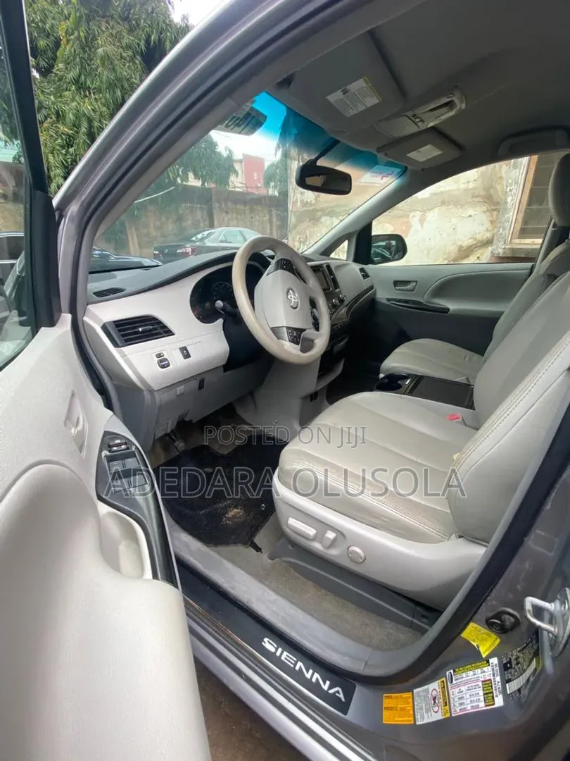 Toyota Sienna 2012 Silver