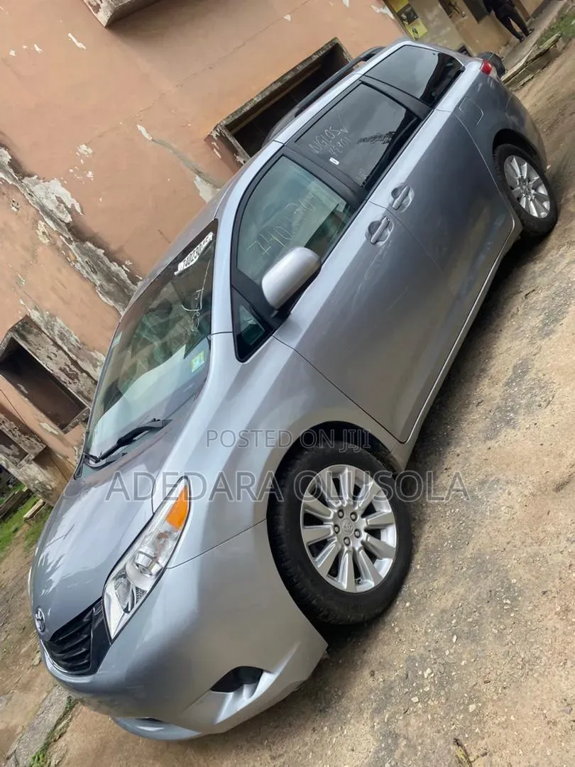 Toyota Sienna 2012 Silver