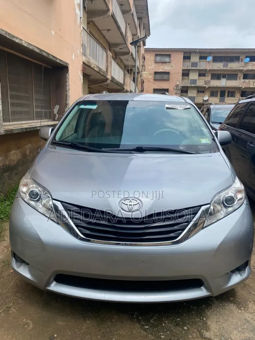 Toyota Sienna 2012 Silver