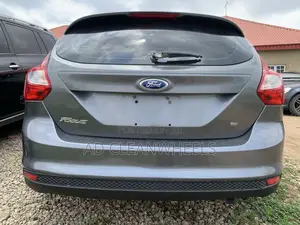 Ford Focus SE 4dr Hatchback (2.0L 4cyl 5M) 2014 Gray