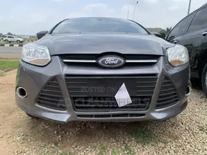 Ford Focus SE 4dr Hatchback (2.0L 4cyl 5M) 2014 Gray
