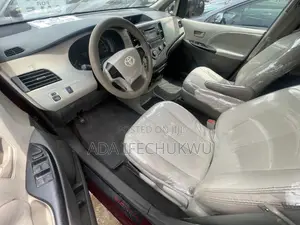 Toyota Sienna 2011 Red