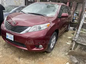 Toyota Sienna 2011 Red