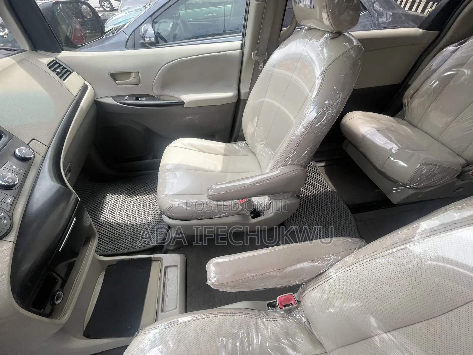 Toyota Sienna 2011 Red