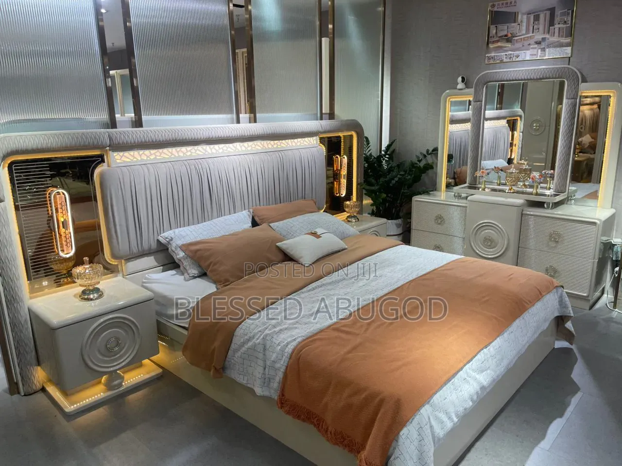 Executive Bed With Console Mirror
