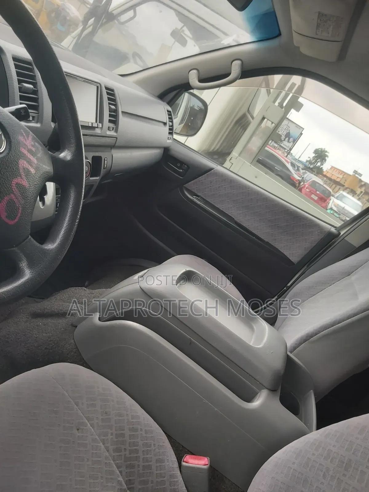 Toyota HiAce 2014 White