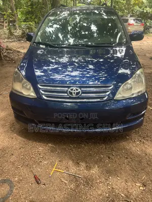 Toyota Avensis Verso 2.0 Petrol 2005 Blue