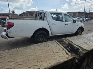Mitsubishi L200 2012 White