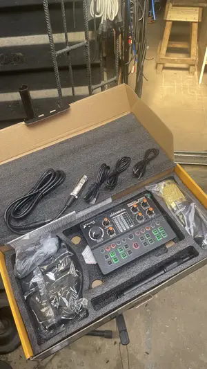 High Quality Bm-800 Condenser Mic With V90 Live Sound Card
