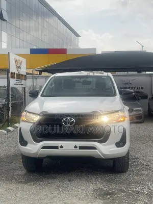 Toyota Hilux 2025 White
