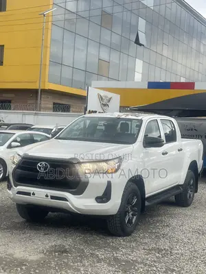 Toyota Hilux 2025 White