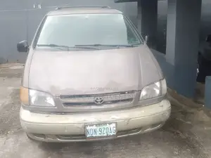 Toyota Sienna LE 2002 Gold